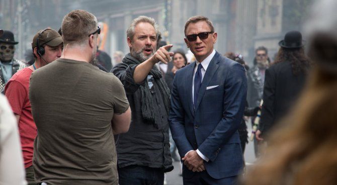 Il regista Sam Mendes e Daniel Craig durante le riprese di Spectre