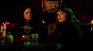 Girl Walks Into a Bar - Alexis Bledel e Carla Gugino