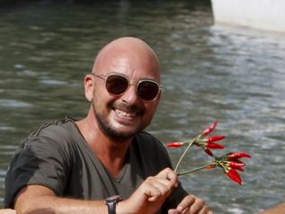 Emanuele Crialesesbarca al lido