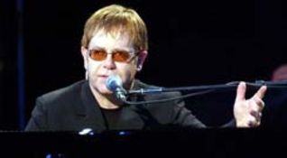 Il cantante Elton John