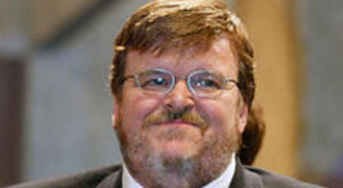 Michael Moore premiato con la Palma d'oro al Festival di Cannes 2004