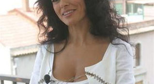 Maria Grazia Cucinotta con twin set bianco