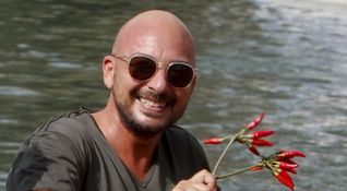 Emanuele Crialesesbarca al lido