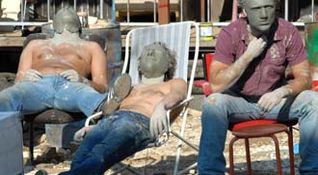 Milo, Andrea e Alessandro con le maschere di argilla