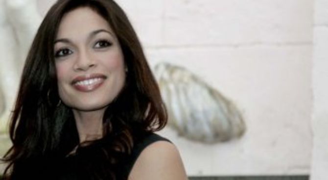 Rosario Dawson col cuore in mano IMG