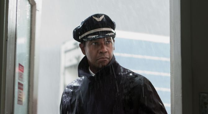 Denzel Washington pilota alcolizzato in Flight<br>