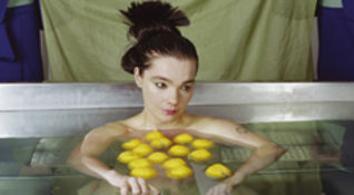 BjÃ¶rk in una vasca