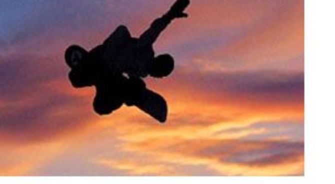 Freestyle con snowboard al tramonto