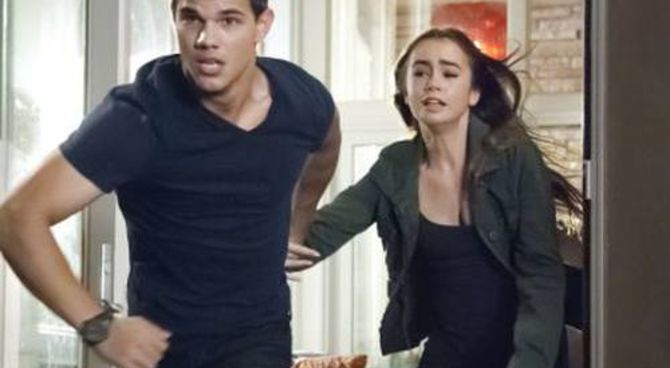 Abduction - Taylor Lautner, Lily Collins