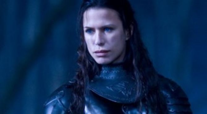 Rhona Mitra, nuova eroina dai denti appuntiti
