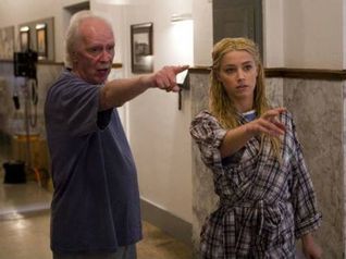 The Ward - John Carpenter e Amber Heard
