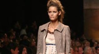 modella in passerella per alberta ferretti 2005