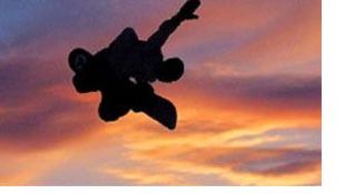 Freestyle con snowboard al tramonto