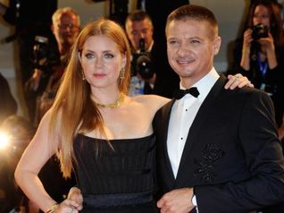 Amy Adams e Jeremy Renner
