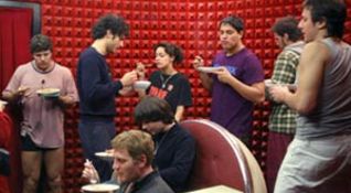 I ragazzi mangiano in confessionale