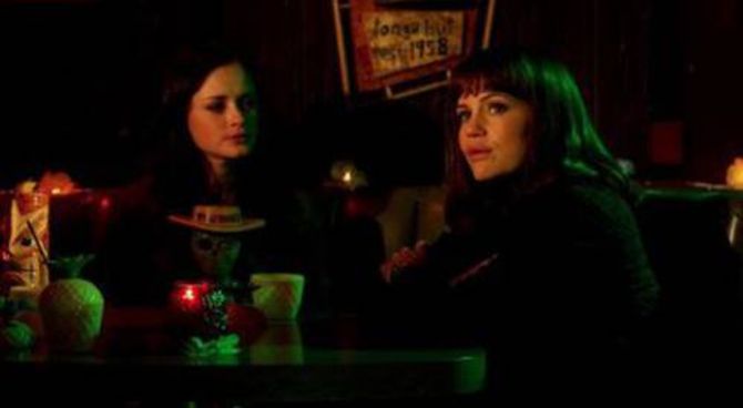 Girl Walks Into a Bar - Alexis Bledel e Carla Gugino