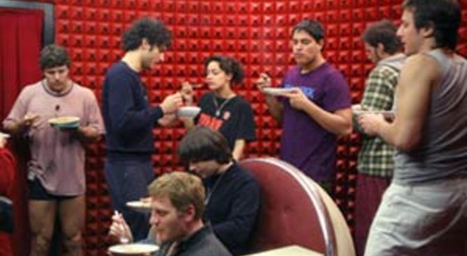 I ragazzi mangiano in confessionale