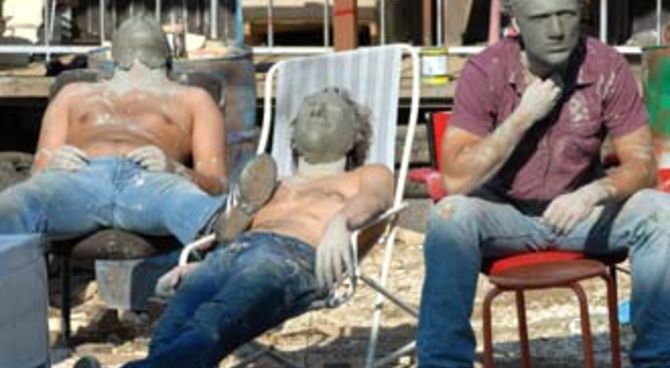 Milo, Andrea e Alessandro con le maschere di argilla