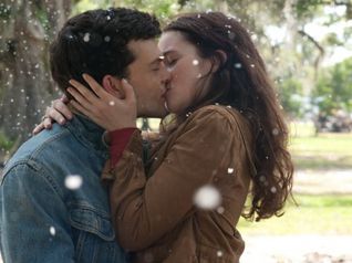 Beautiful Creatures - Alden Ehrenreich, Alice Englert