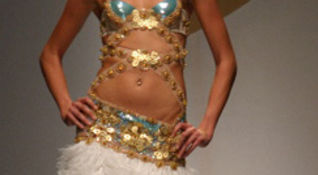 Valentin Yudashkin in sfilata a Milano Moda Donna