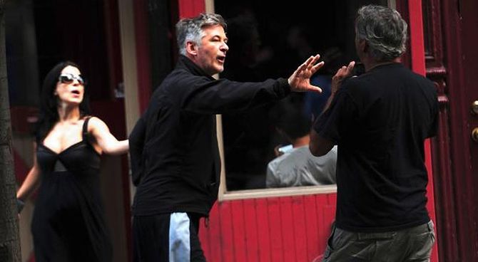 Alec Baldwin contro i paparazzi
