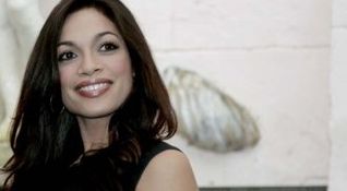 Rosario Dawson col cuore in mano IMG
