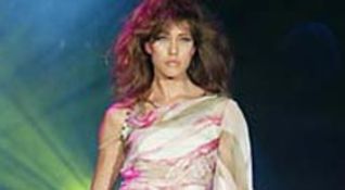 Modella con abito rosa e bianco