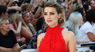 <div>Amber Heard, red carpet da neo-sposa a Venezia</div>