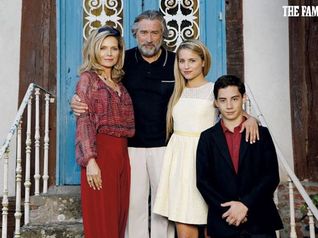 De Niro e Pfeiffer su Cose Nostre - Malavita<br>