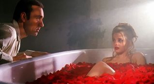 Kevin Spacey e Mena Suvari in American Beauty