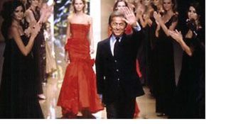 Valentino saluto a fine sfilata